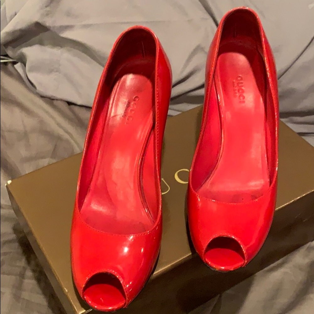 Red patent leather Gucci wedges